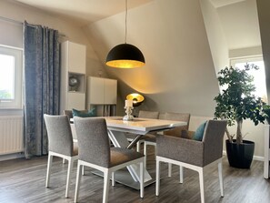 Deluxe Apartment, Private Bathroom, River View (Elbtalblick) | Dining - Ferienwohnungen Burkhardt (Meissen)