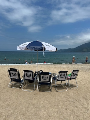 Perto da praia, espreguiçadeiras