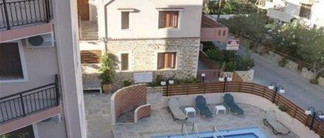 Hồ bơi ngoài trời