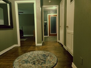 Interior - 2 KING BEDS! and near a Golf course   (Fort Worth)