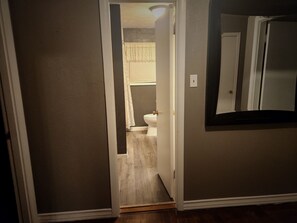 Duschwanne, Haartrockner, Handtücher, Seife