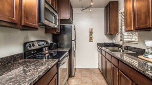 Appartement (2 Bedrooms) | Privékeuken | Een koelkast, een magnetron, een oven, eettafels