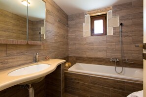 Combined shower/bathtub, hair dryer, towels, soap