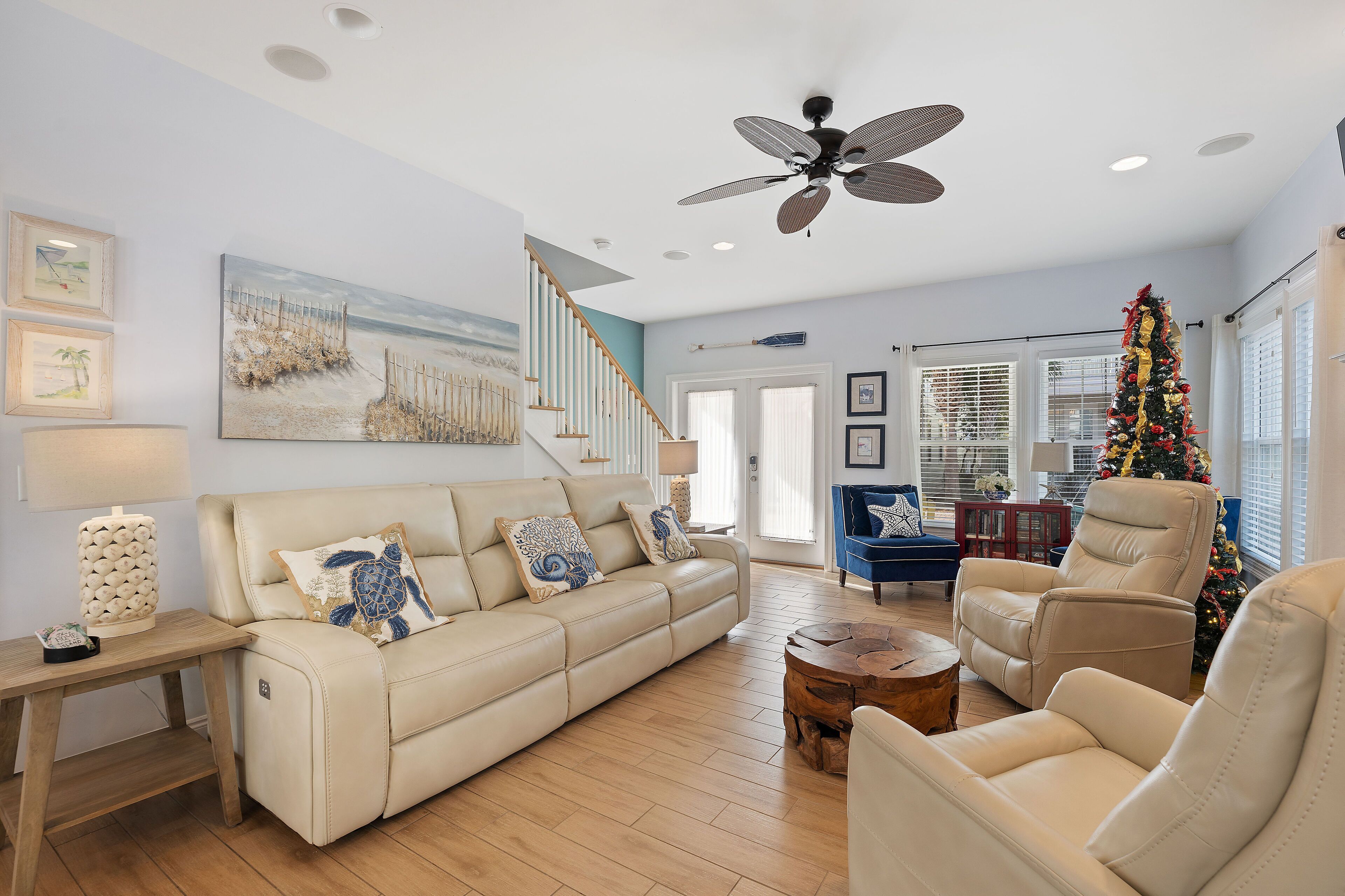 Smart-TV, bøker, stereoanlegg og printere