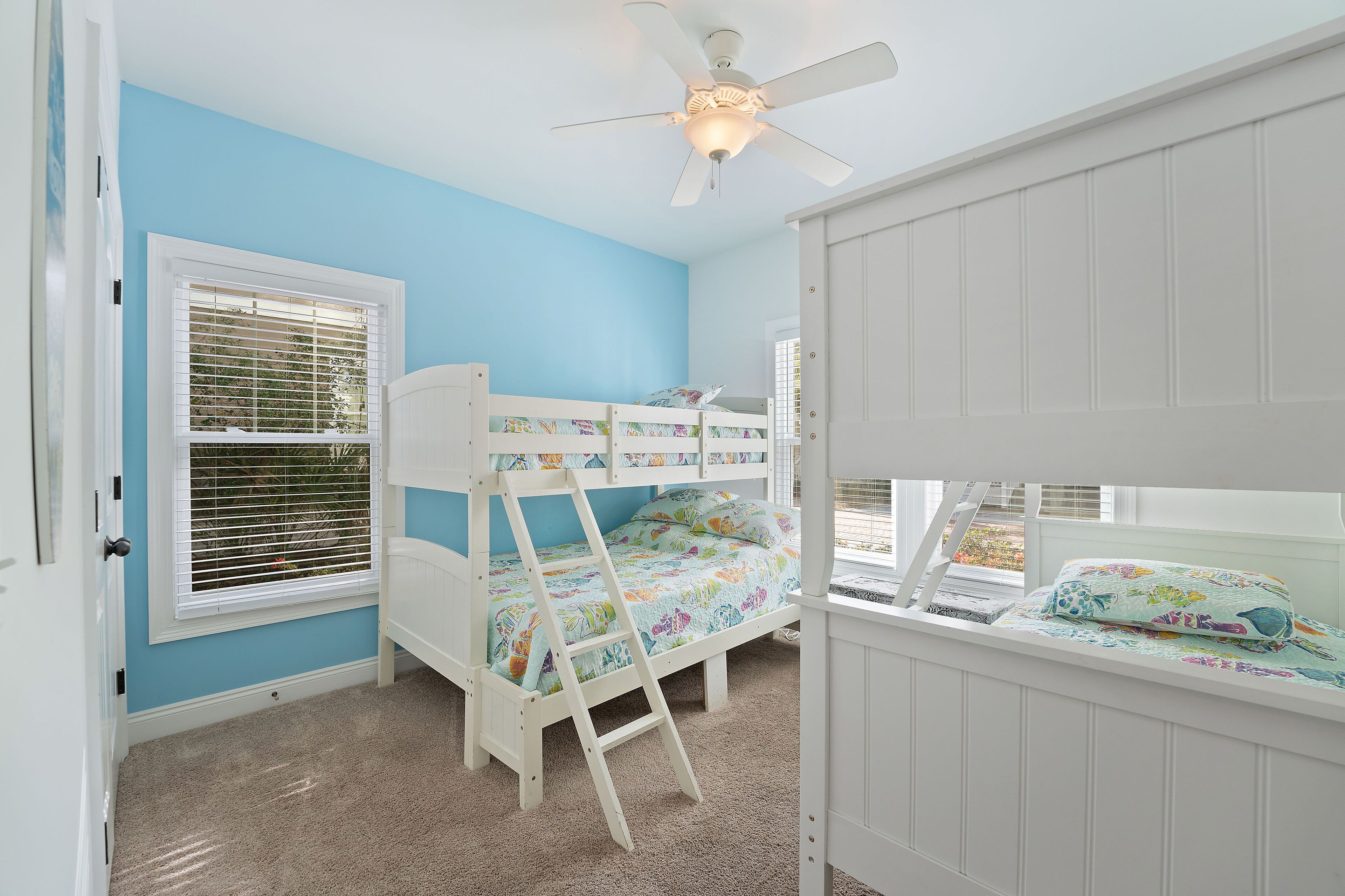 4 habitaciones, tabla de planchar con plancha y cuna de viaje 