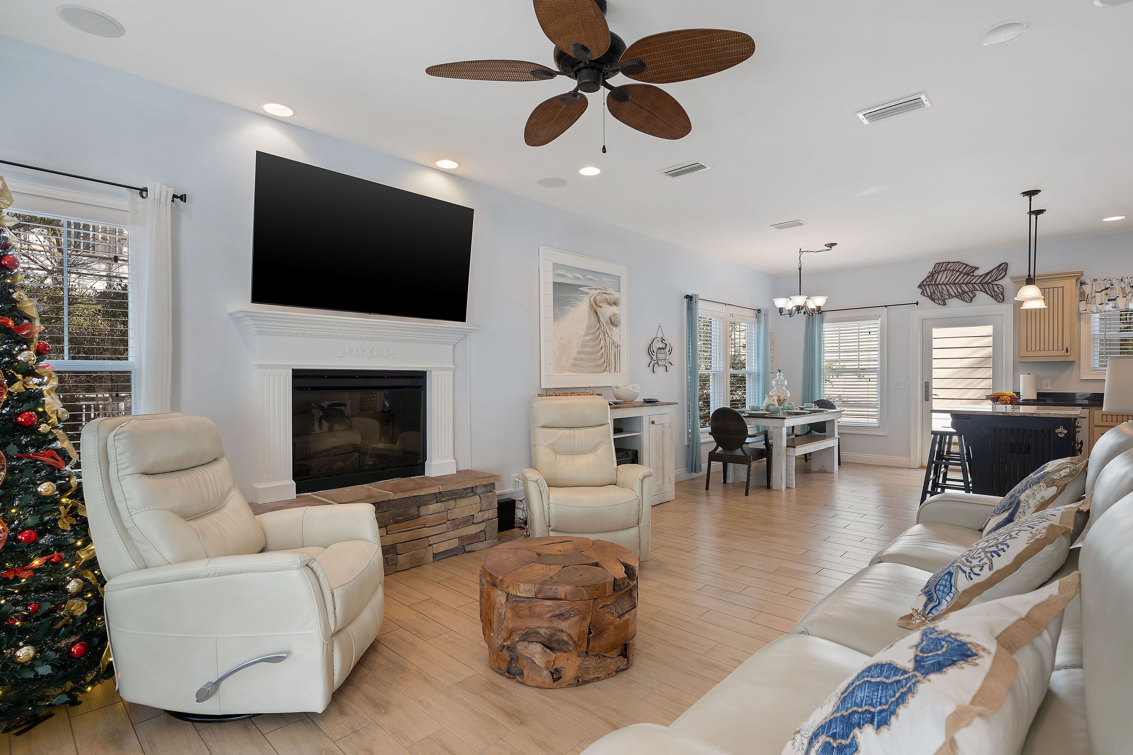 Smart-TV, bøker, stereoanlegg og printere