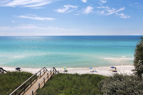 Amazing Location! Walk to Downtown Rosemary, Pool, Beach, & Restaurants!