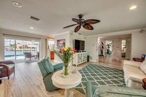 Smart TV, books - Villa 2 Beautiful Sunsets, Pool, 200' Canal. 52 reviews. (Cape Coral)