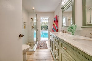 Combined shower/tub, hair dryer, towels