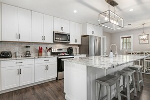 Kylskåp, mikrovågsugn, ugn och spishäll