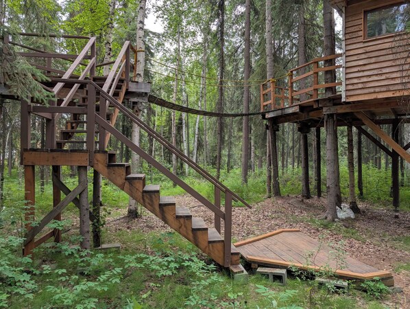 Property grounds - Time for adventure. Sleep in a treehouse. 5 minutes from the airport & downtown! (Fairbanks)