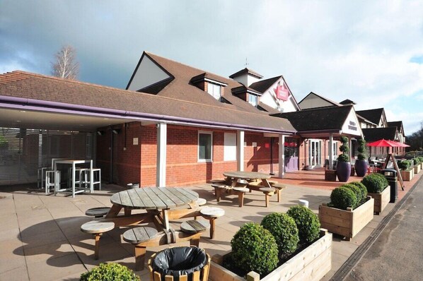 Outdoor dining - Best Western Stoke East (Stoke-on-Trent)
