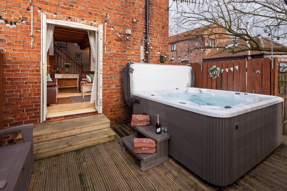 Family Cottage Private Bathroom with Garden View at Skipbridge Farm Cottages