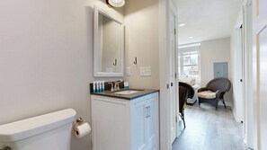 Haartrockner, Handtücher, Toilettenpapier