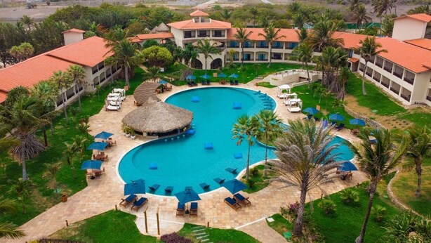 A resort with a large central pool, multiple guest rooms, and lush landscaping. - Sun City Rota das Emoções (Camocim)