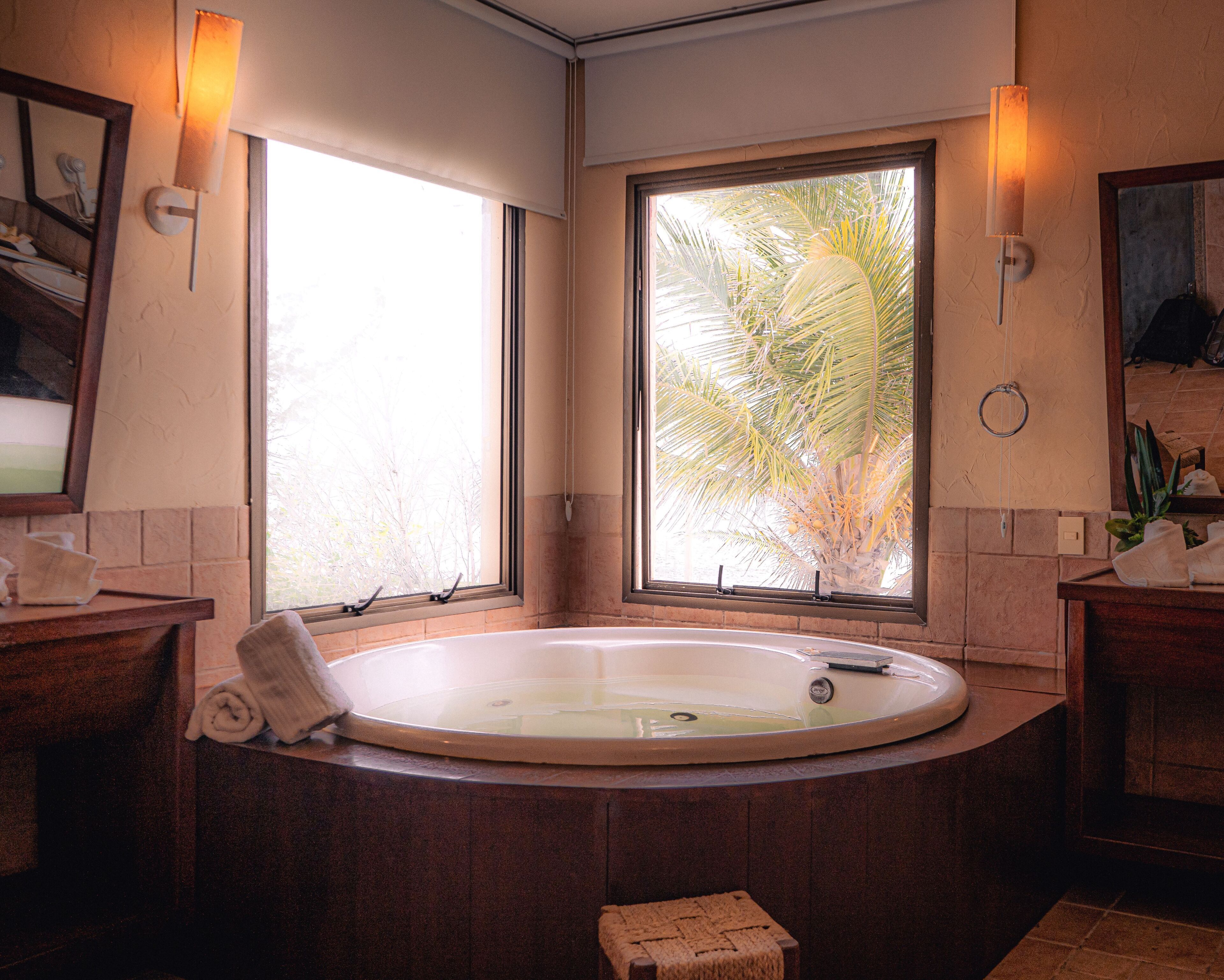 suite tropical | bathroom | hair dryer, bidet, towels