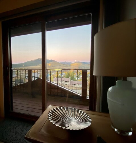 Skiers Paradise! Garage, ski storage, hot tub, views, walk/ski to lifts!