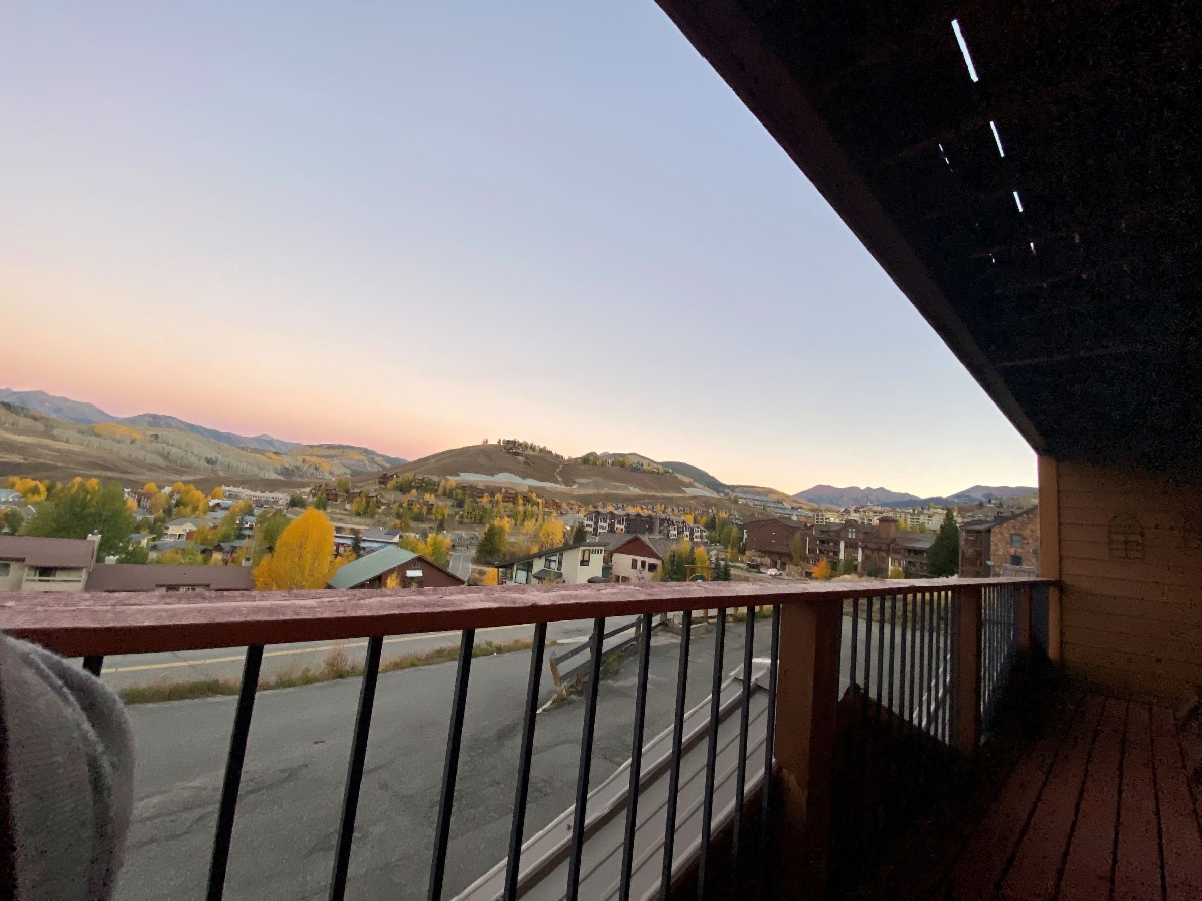 Paradise Condo: Summer Sale! Wildflowers, bike storage, garage, hiking, hot tub!