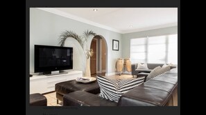 Een smart-tv, een dvd-speler, boeken en een kantoor