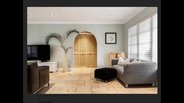 Een smart-tv, een dvd-speler, boeken en een kantoor