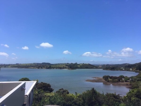 Une vue d’un lac avec un bâtiment au premier plan.