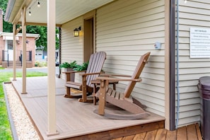 Terrace/patio - Take your getaway at this magical oasis, central to "everything" (Gordonville)