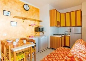 Jääkaappi, mikroaaltouuni, liesi