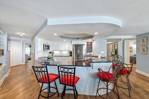 冷蔵庫、電子レンジ、オーブン、コンロ