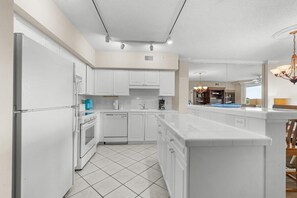 Fridge, microwave, oven, stovetop - Sunset Paradise 3BR Unforgettable Beach Memories (Pawleys Island)