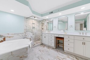 Bathtub, hair dryer - Beachfront Getaway Luxurious 3BR with Ocean Views (Pawleys Island)