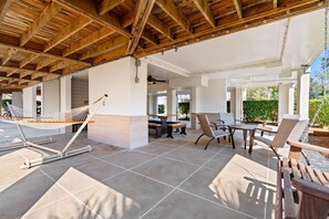 Outdoor dining - A 4 Bedroom House in Gated Litchfield By the Sea (Pawleys Island)