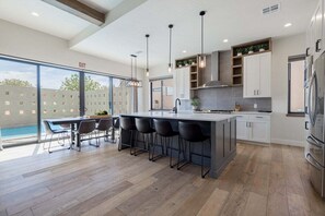 Frigorifero, microonde, forno, piano cottura