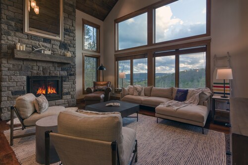 New & Stunning Chalet!⛷ A+ Reno, Hot-Tub, Barrel Sauna, Slope Views, Fire Pit🔥