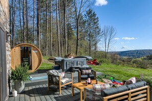 Terrace/patio - New & Stunning Chalet!⛷ A+ Reno, Hot-Tub, Barrel Sauna, Slope Views, Fire Pit🔥 (Ellicottville)