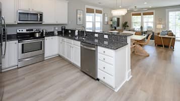 Fridge, microwave, stovetop, dishwasher
