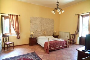 9 habitaciones, tabla de planchar con plancha, wifi y ropa de cama 