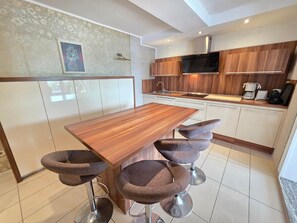 Geladeira, micro-ondas, fogão, lava-louças