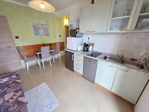 Køleskab, mikrobølgeovn, opvaskemaskine, brødrister