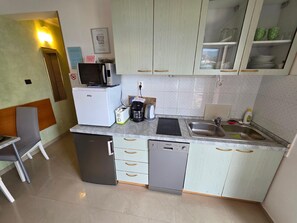 Kühlschrank, Mikrowelle, Geschirrspüler, Toaster