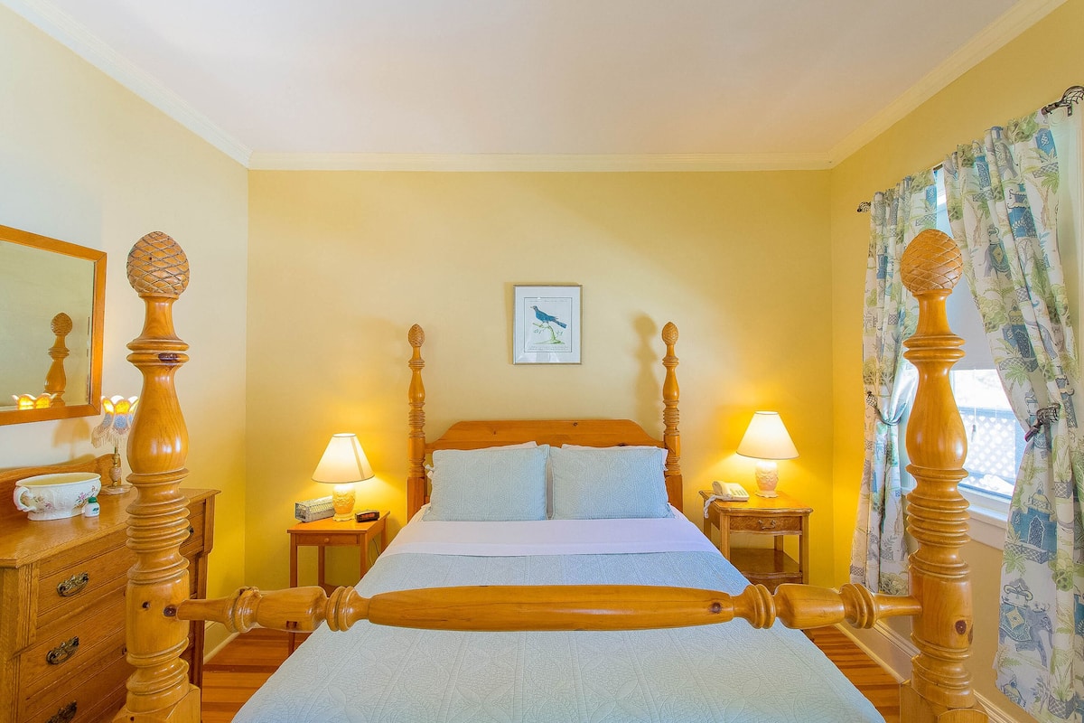 Tabla de planchar con plancha, wifi gratis y ropa de cama