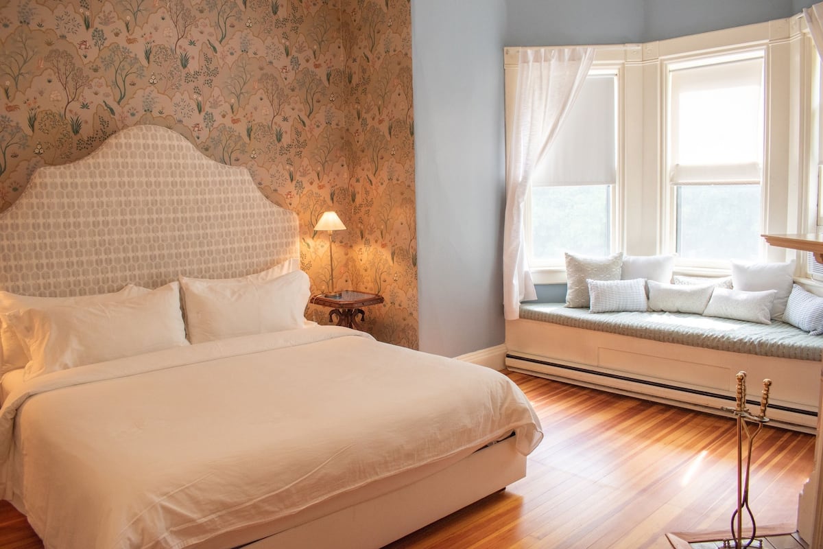 Tabla de planchar con plancha, wifi gratis y ropa de cama