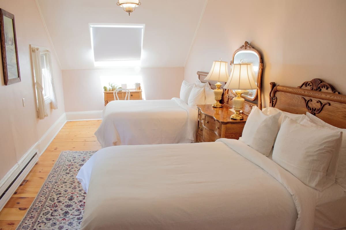 Tabla de planchar con plancha, wifi gratis y ropa de cama