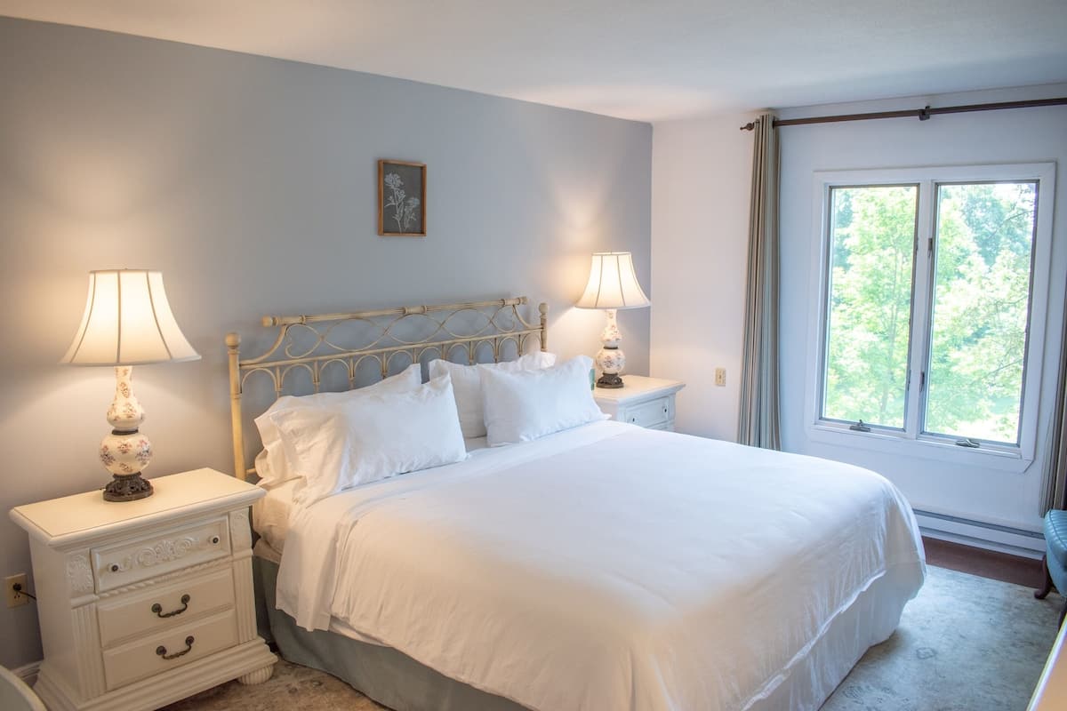 Tabla de planchar con plancha, wifi gratis y ropa de cama
