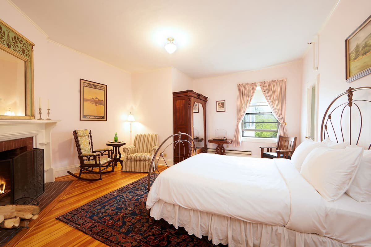 Tabla de planchar con plancha, wifi gratis y ropa de cama
