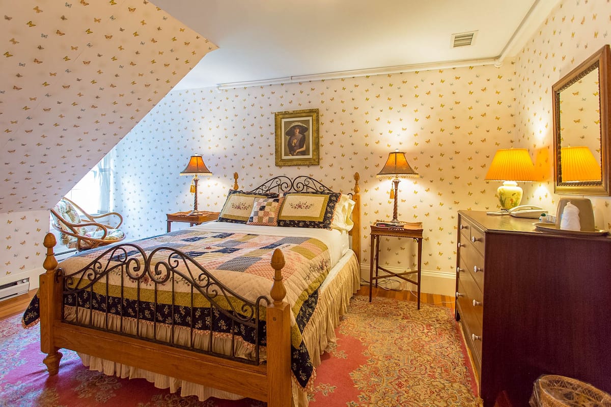 Tabla de planchar con plancha, wifi gratis y ropa de cama