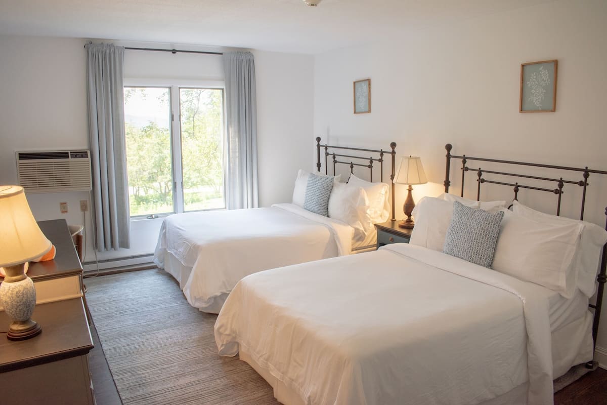 Tabla de planchar con plancha, wifi gratis y ropa de cama