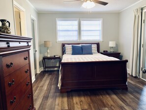 5 bedrooms, iron/ironing board, WiFi, bed sheets