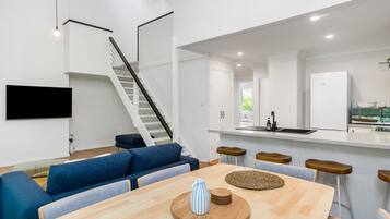 Apartemen | Area keluarga | Televisi LED 60-inci dengan saluran TV digital dan TV