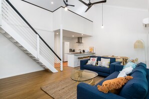 Apartment | Living area - Roses Beach House (Byron Bay)