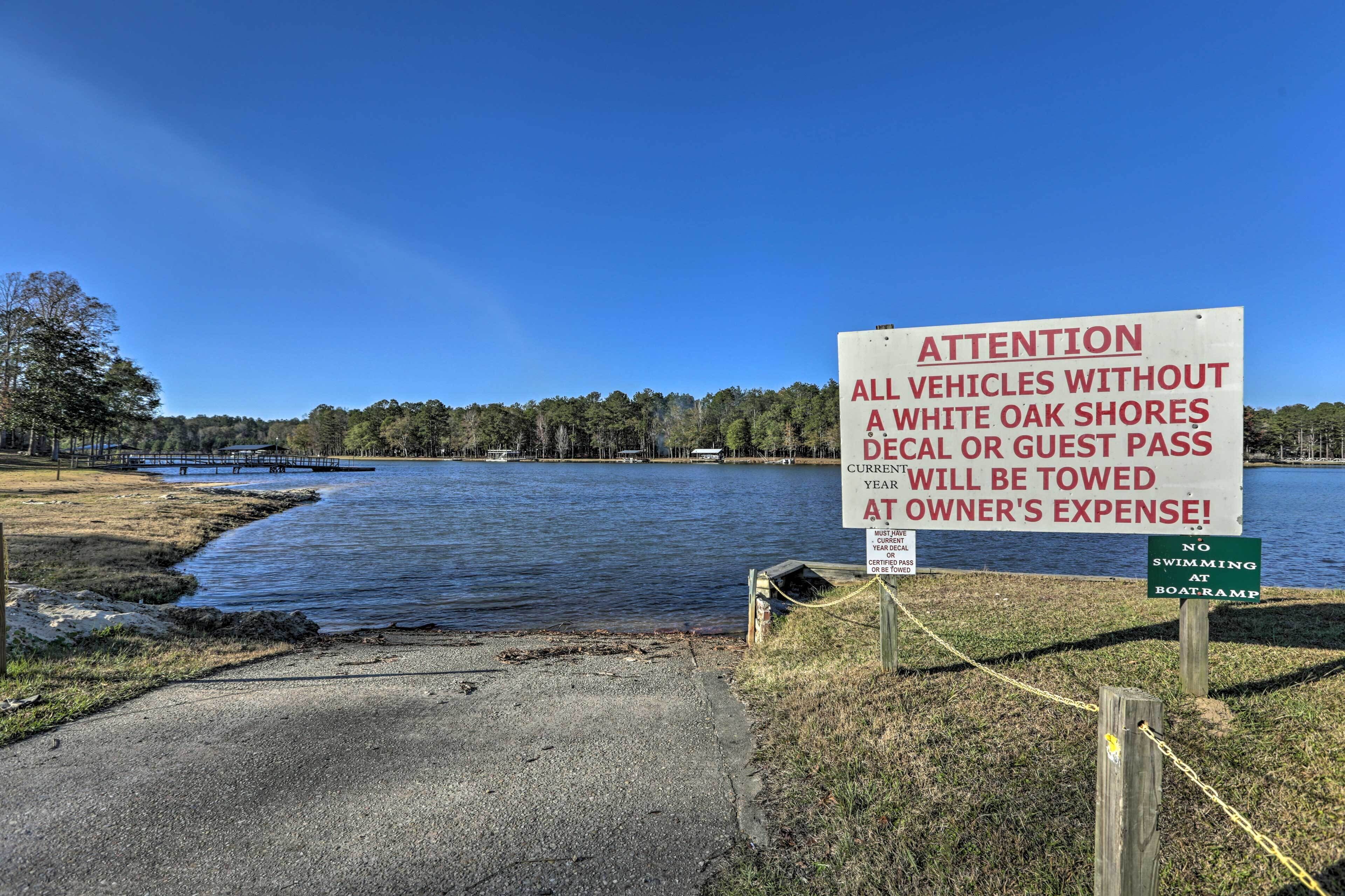 Se remolcarán los vehículos sin la calcomanía de White Oak Shores o pase de invitado, por cuenta del propietario.